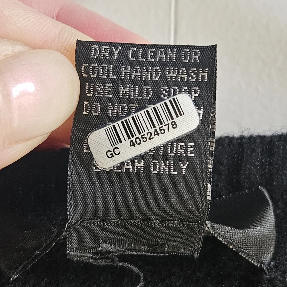 C3 Cashmere Black Sweater with Yellow Dragon Sleeve Design in Women's M - Picture 10 of 10